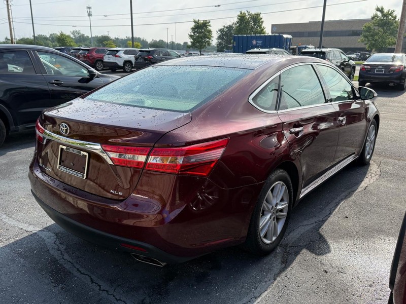 Toyota Avalon Vehicle Full-screen Gallery Image 04