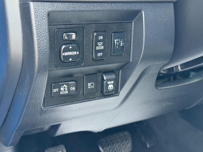 Toyota Tundra 4WD Vehicle Full-screen Gallery Image 17