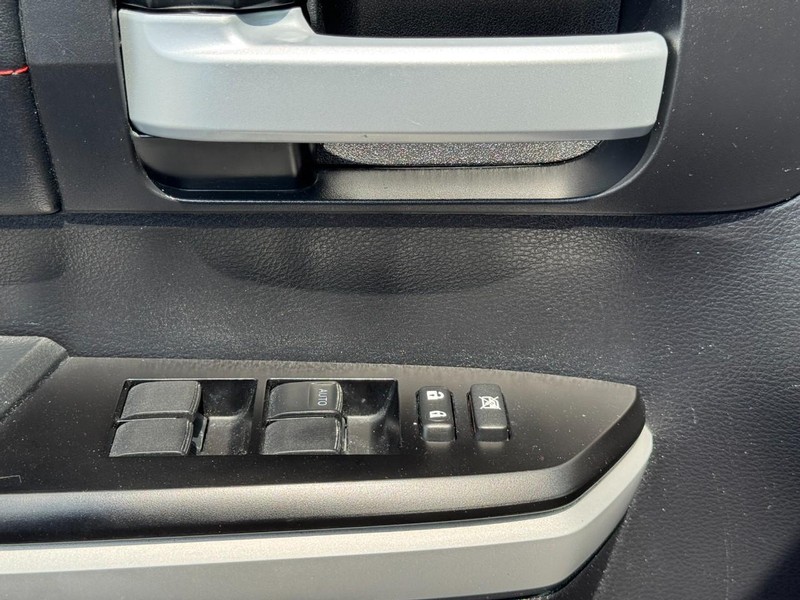 Toyota Tundra 4WD Vehicle Full-screen Gallery Image 24