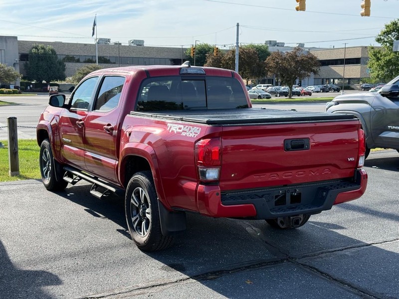Toyota Tacoma Vehicle Image 03