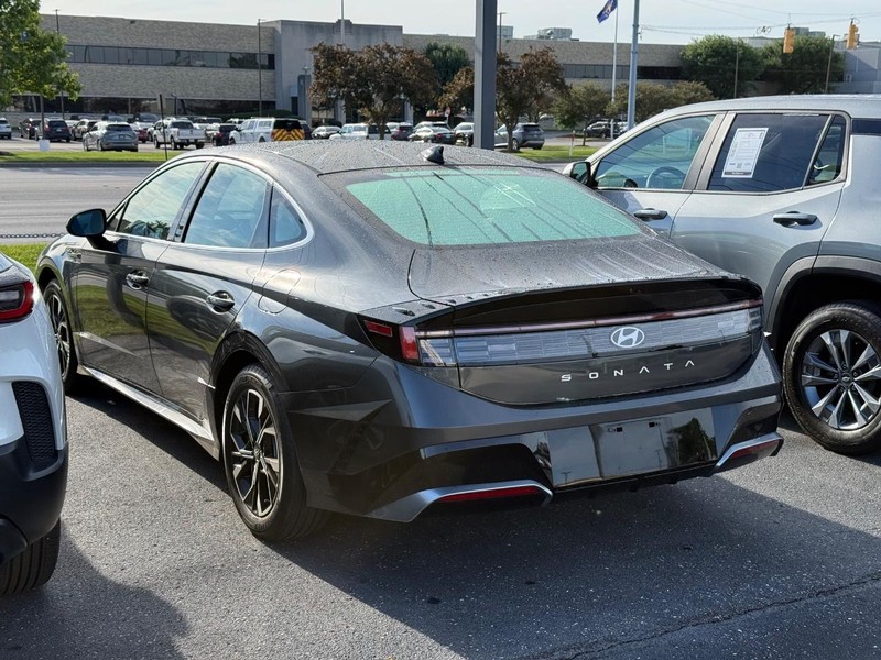 Hyundai Sonata Vehicle Image 03