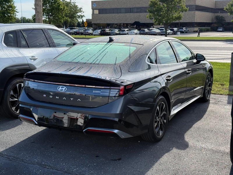 Hyundai Sonata Vehicle Image 04