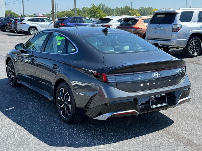 Hyundai Sonata Vehicle Image 05