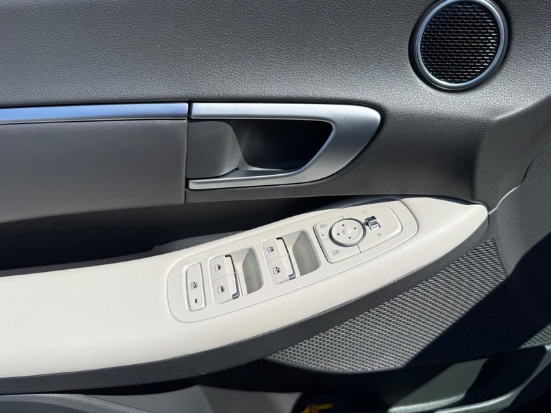 Hyundai Sonata Vehicle Image 23