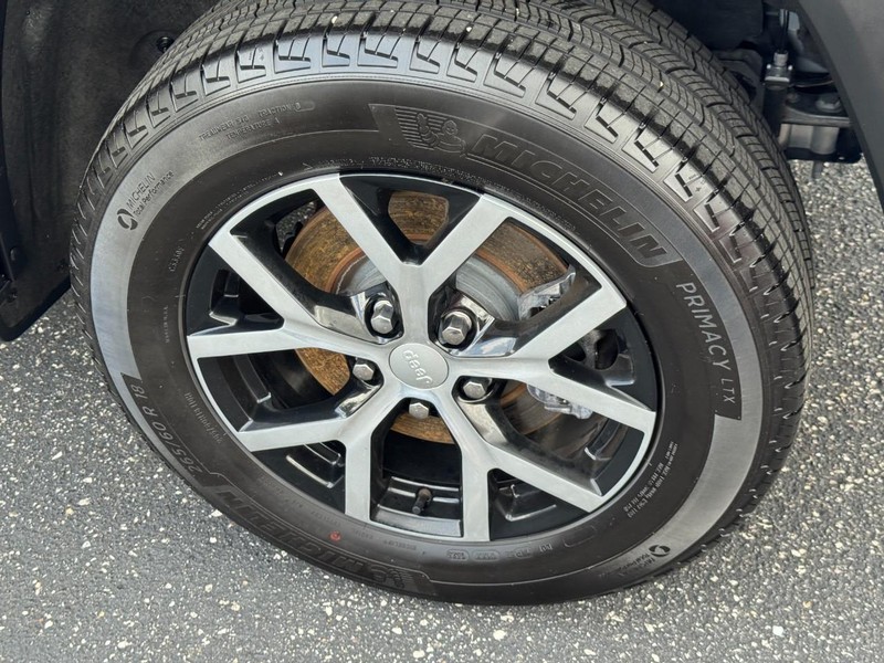 Jeep Grand Cherokee L Vehicle Image 11