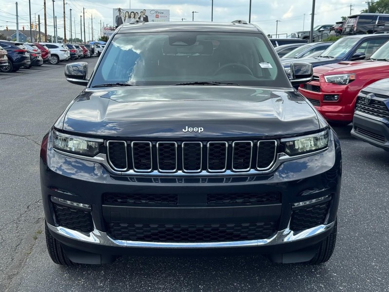 Jeep Grand Cherokee L Vehicle Image 13
