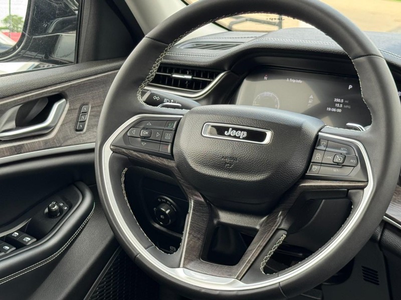 Jeep Grand Cherokee L Vehicle Image 17