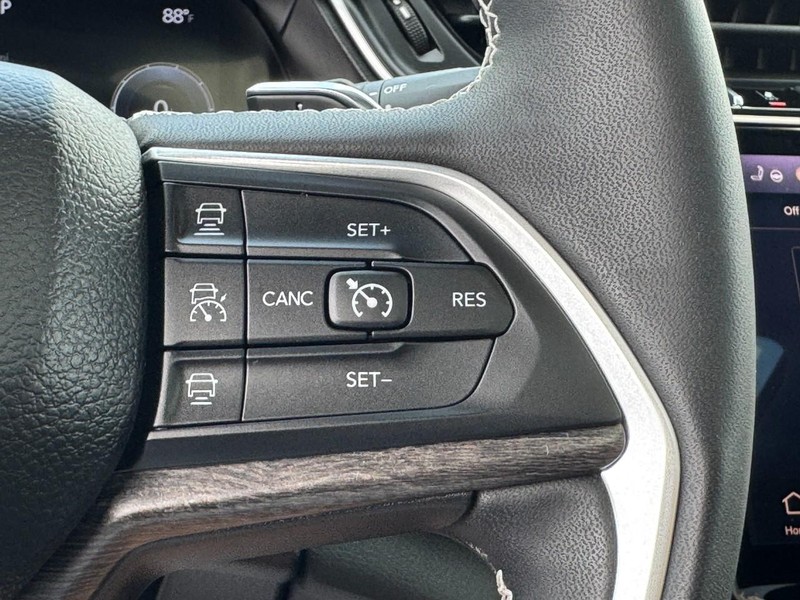 Jeep Grand Cherokee L Vehicle Image 25