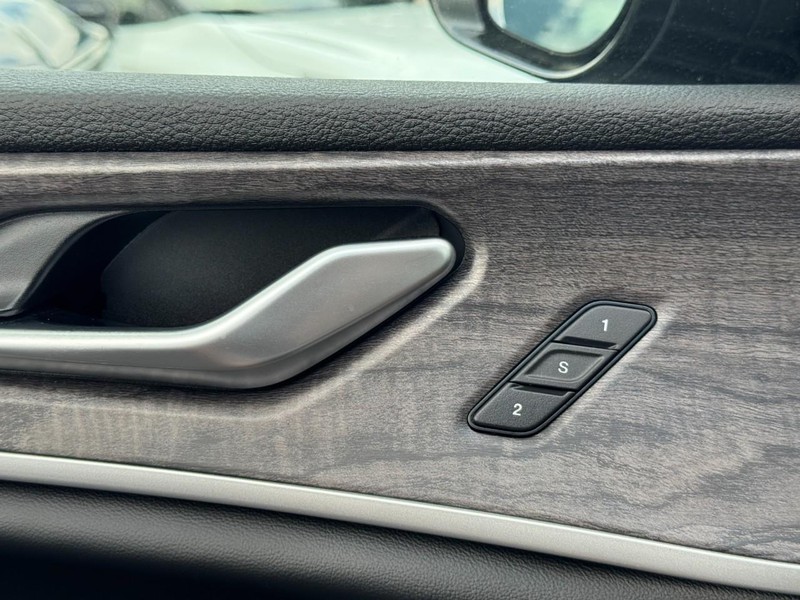 Jeep Grand Cherokee L Vehicle Image 31