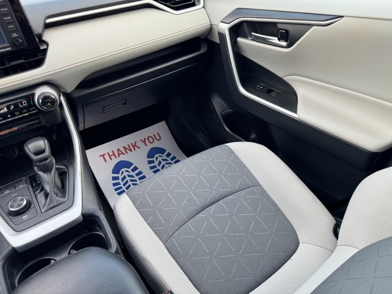 Toyota RAV4 Vehicle Image 15