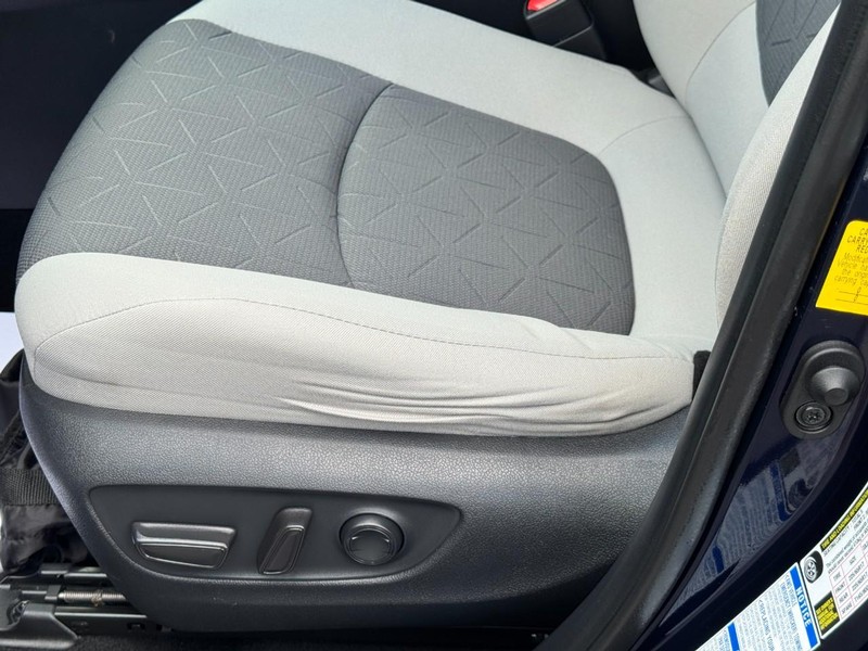 Toyota RAV4 Vehicle Image 24