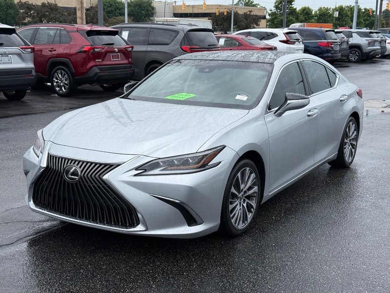 Lexus ES Vehicle Image 09