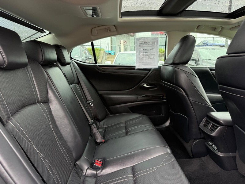 Lexus ES Vehicle Image 11
