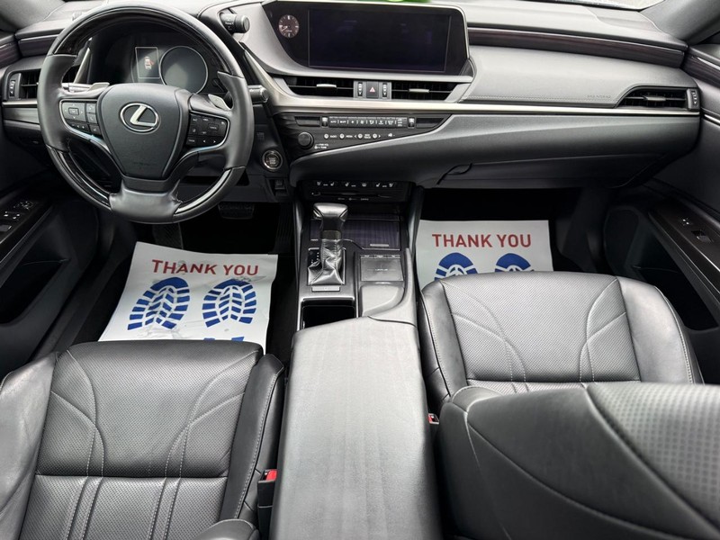 Lexus ES Vehicle Image 13