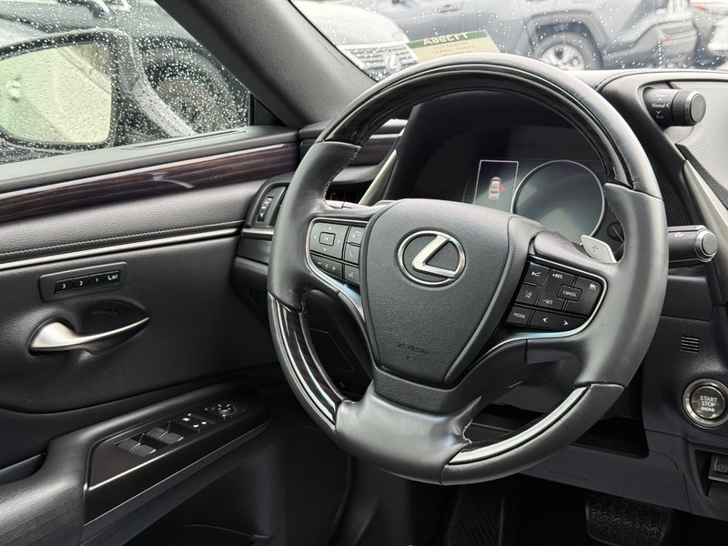 Lexus ES Vehicle Image 14