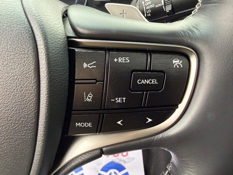 Lexus ES Vehicle Image 16