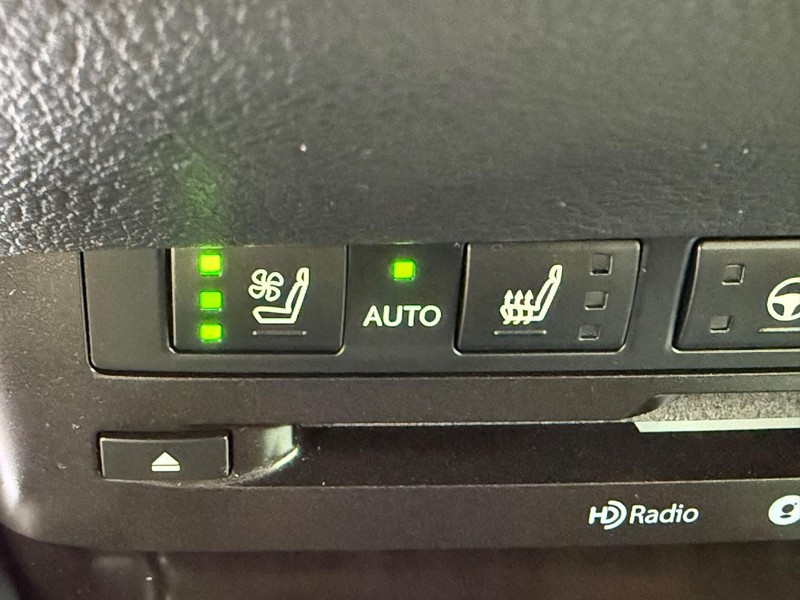 Lexus ES Vehicle Image 18