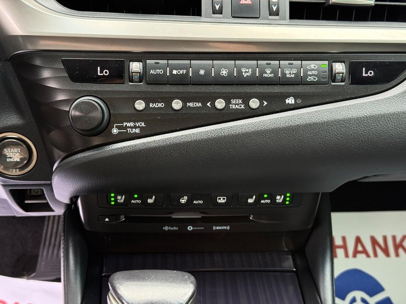 Lexus ES Vehicle Image 21