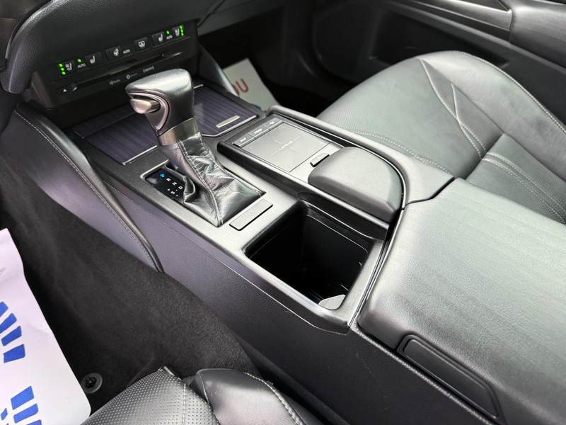 Lexus ES Vehicle Image 22