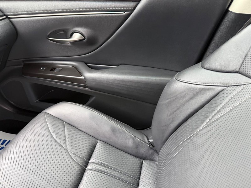 Lexus ES Vehicle Image 23