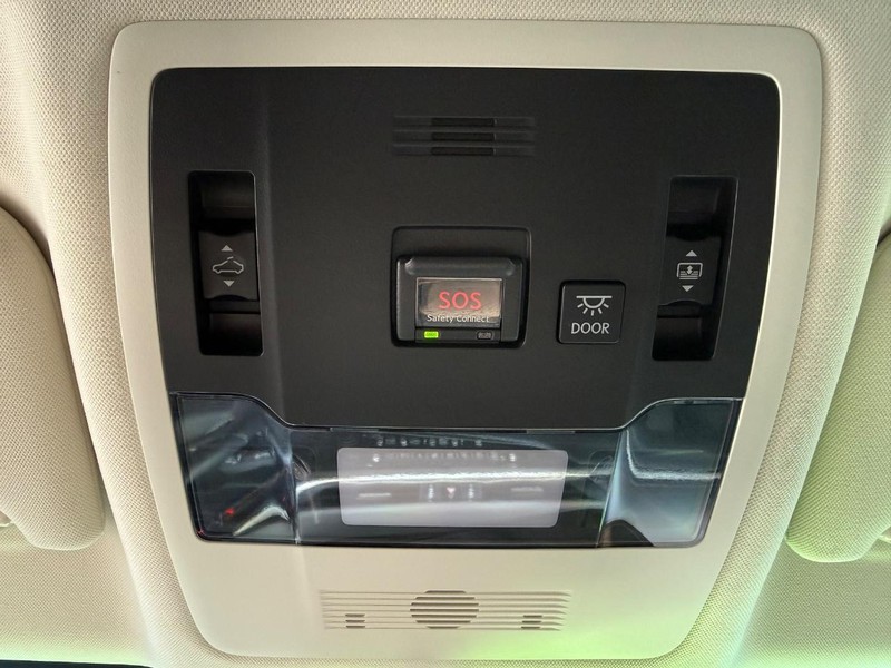 Lexus ES Vehicle Image 24