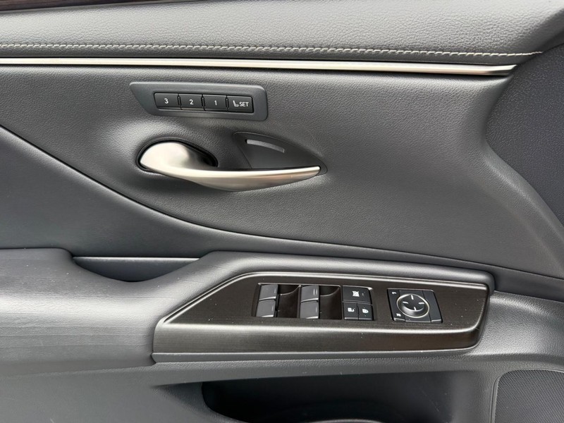 Lexus ES Vehicle Image 27