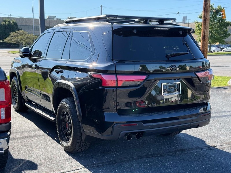 Toyota Sequoia Vehicle Image 03