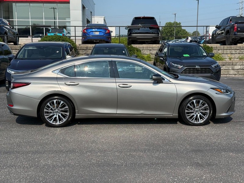 Lexus ES Vehicle Image 02
