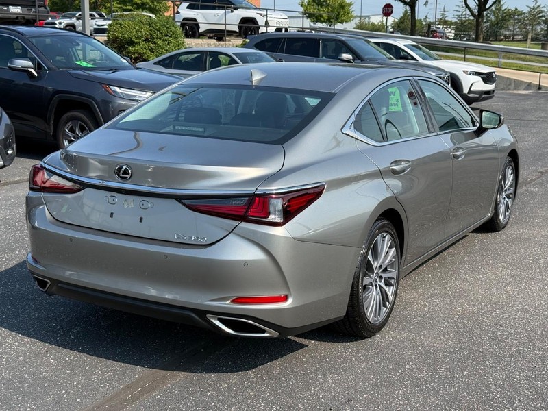 Lexus ES Vehicle Image 03