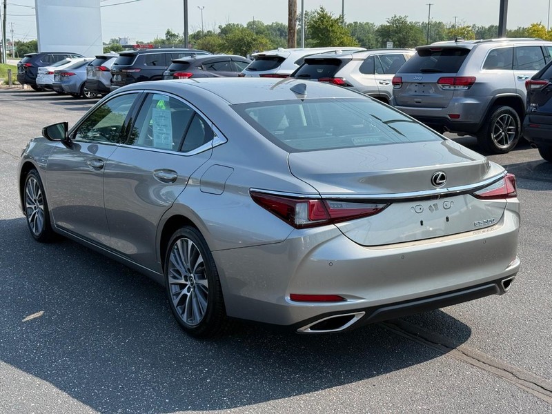 Lexus ES Vehicle Image 05