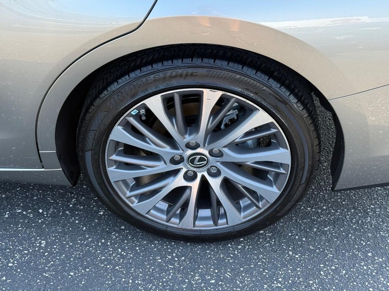 Lexus ES Vehicle Image 06