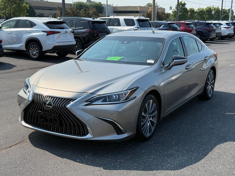 Lexus ES Vehicle Image 09