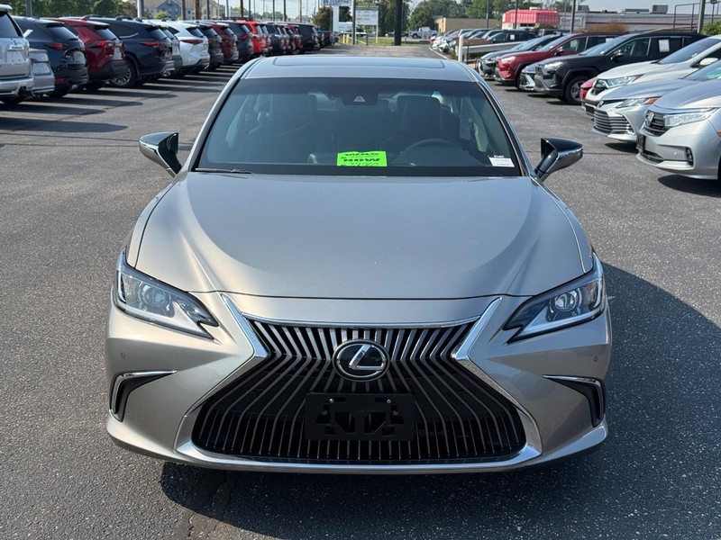 Lexus ES Vehicle Image 10