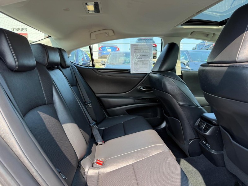 Lexus ES Vehicle Image 11