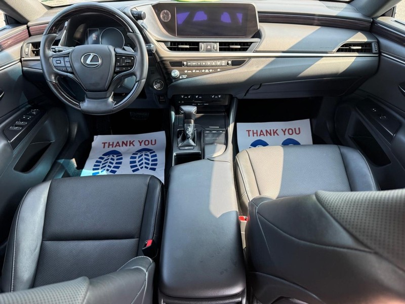 Lexus ES Vehicle Image 13