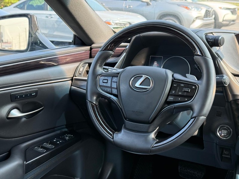 Lexus ES Vehicle Image 14
