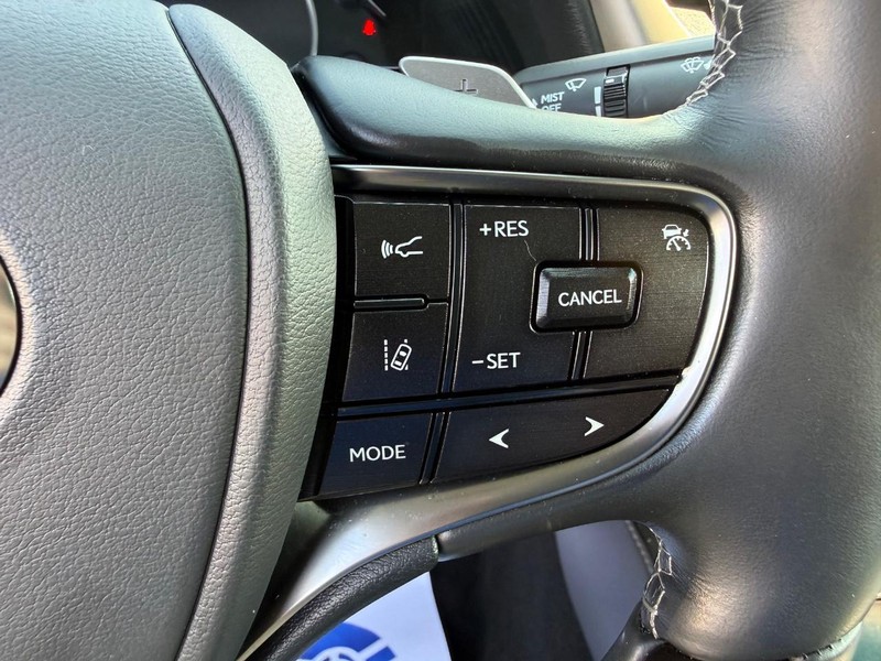 Lexus ES Vehicle Image 16