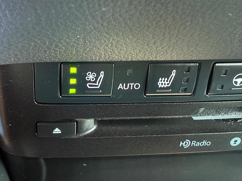 Lexus ES Vehicle Image 18