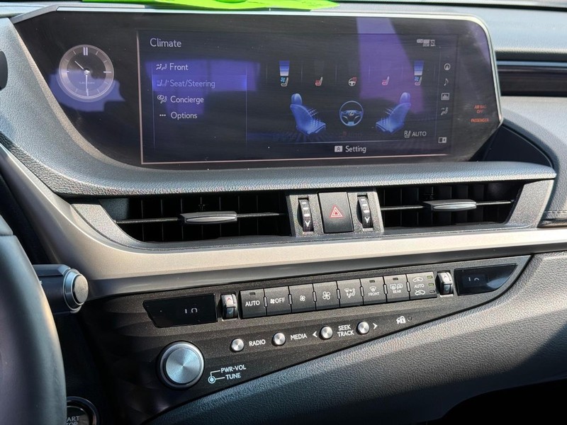 Lexus ES Vehicle Image 19