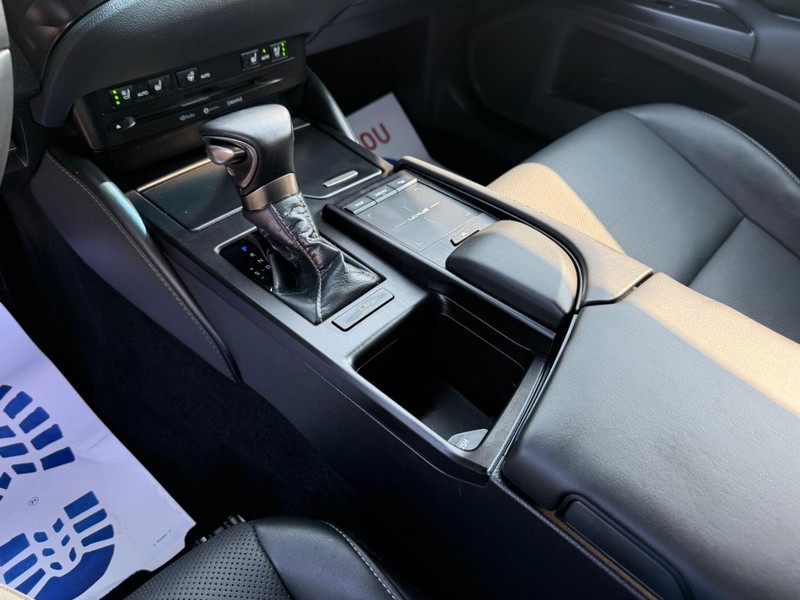 Lexus ES Vehicle Image 21