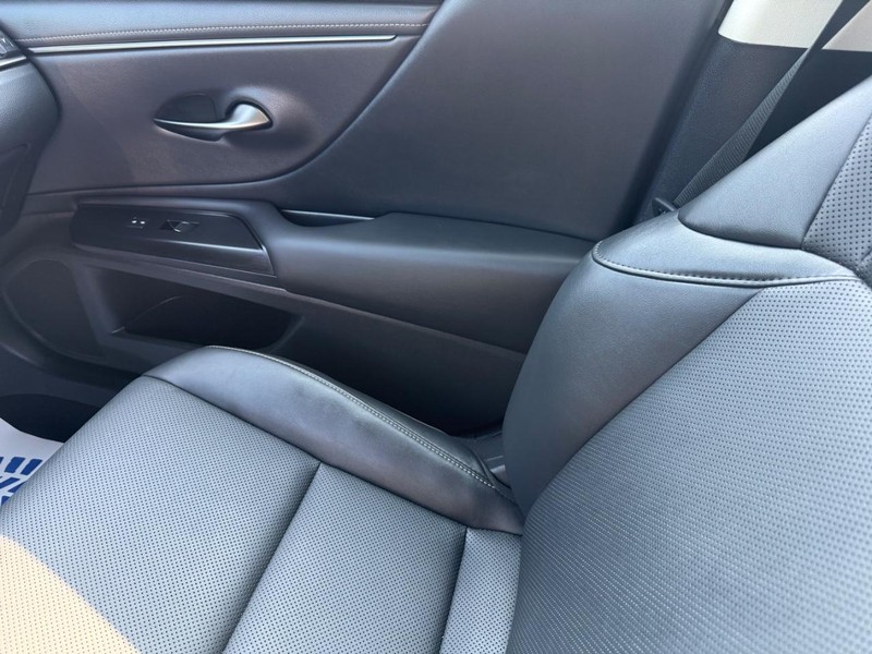 Lexus ES Vehicle Image 22