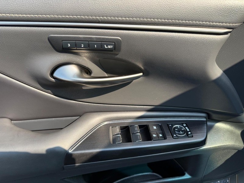 Lexus ES Vehicle Image 26