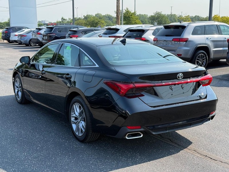 Toyota Avalon Vehicle Full-screen Gallery Image 05