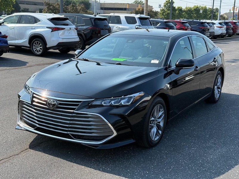 Toyota Avalon Vehicle Full-screen Gallery Image 08