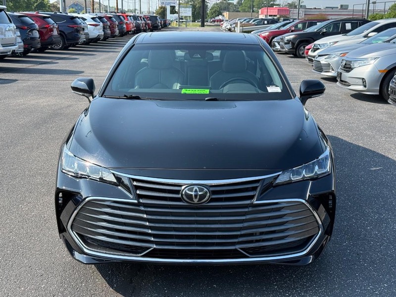 Toyota Avalon Vehicle Full-screen Gallery Image 09