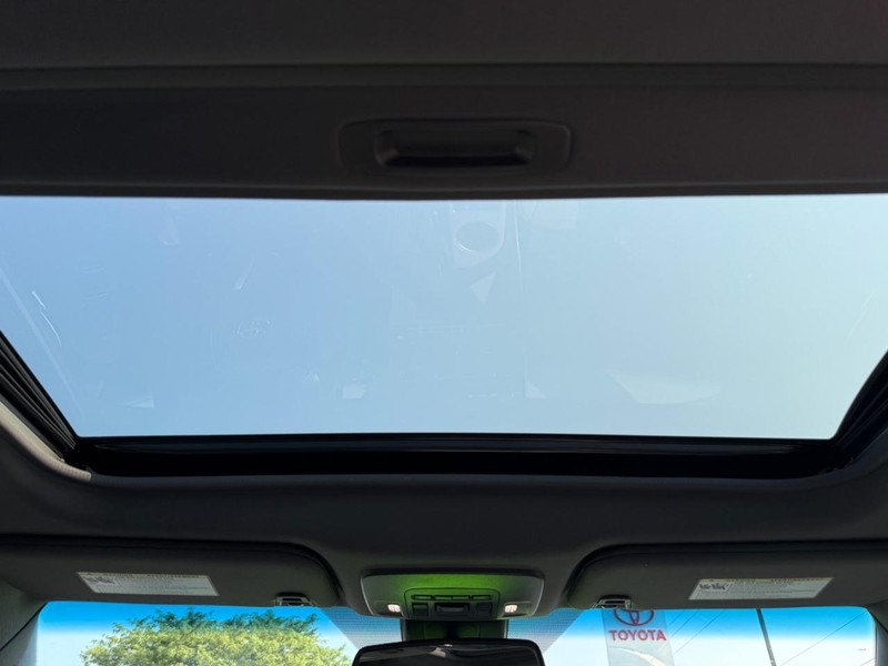 Toyota Avalon Vehicle Full-screen Gallery Image 11