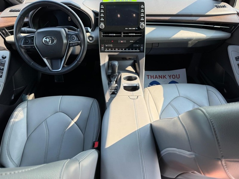 Toyota Avalon Vehicle Full-screen Gallery Image 12