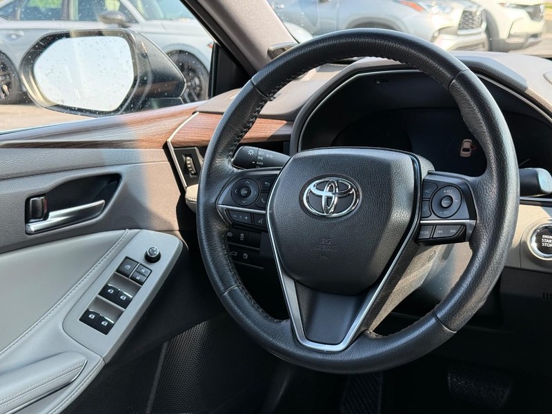 Toyota Avalon Vehicle Full-screen Gallery Image 13