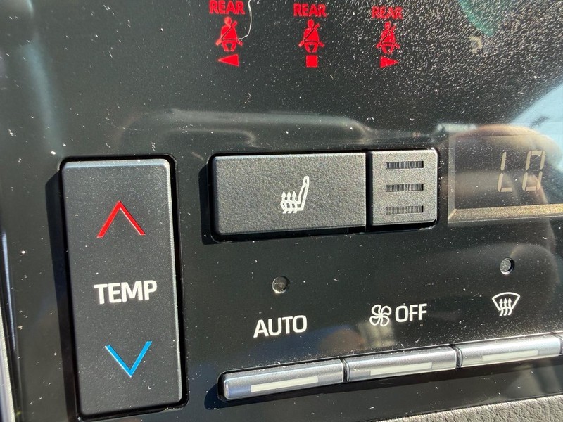 Toyota Avalon Vehicle Full-screen Gallery Image 17