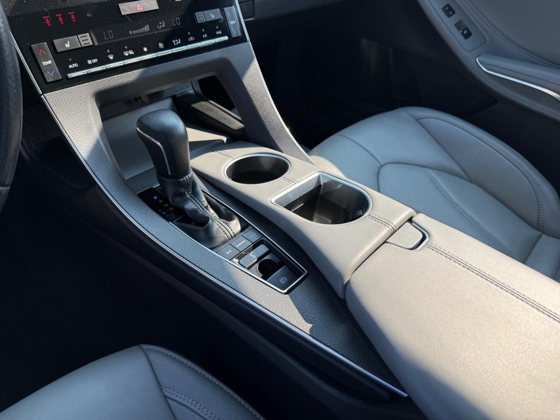 Toyota Avalon Vehicle Full-screen Gallery Image 20